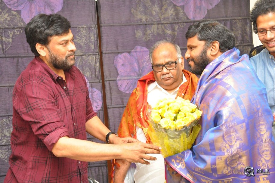 Chiranjeevi-Felicitates-Tholi-Prema-Movie-Team-at-His-Home